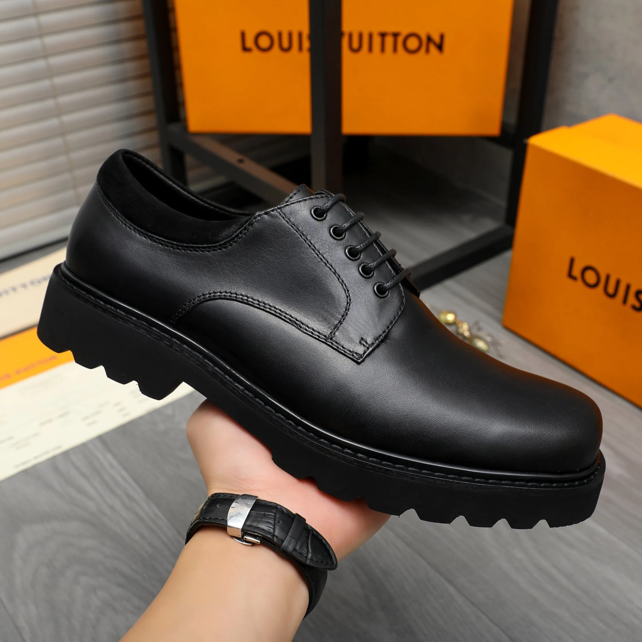 Men's shoes 💰p480 Product trademark: LV (Louis Vuitton) business lace-up leather shoes Regular size: 38-45 (45 is custom-made and non-returnable) Product materials: Selected high-quality cowhide upper, cowhide lining, original rubber outsole